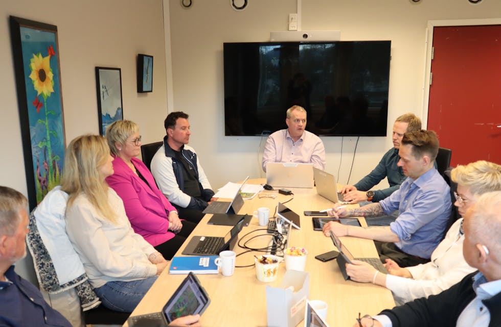 ORIENTERING: Magne Rolandsen og Lars Jonasmo frå NOTS Vanylven orienterte om sykkelbane, og diskuterte plassering av denne saman med formannskapet.