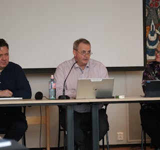 LEIARAR: Kommunedirektør Andreas Nørve, ordførar Paul Sindre Vedeld (Sp) og varaordførar Lena Landsverk Sande (V). 