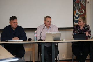 LEIARAR: Kommunedirektør Andreas Nørve, ordførar Paul Sindre Vedeld (Sp) og varaordførar Lena Landsverk Sande (V). 