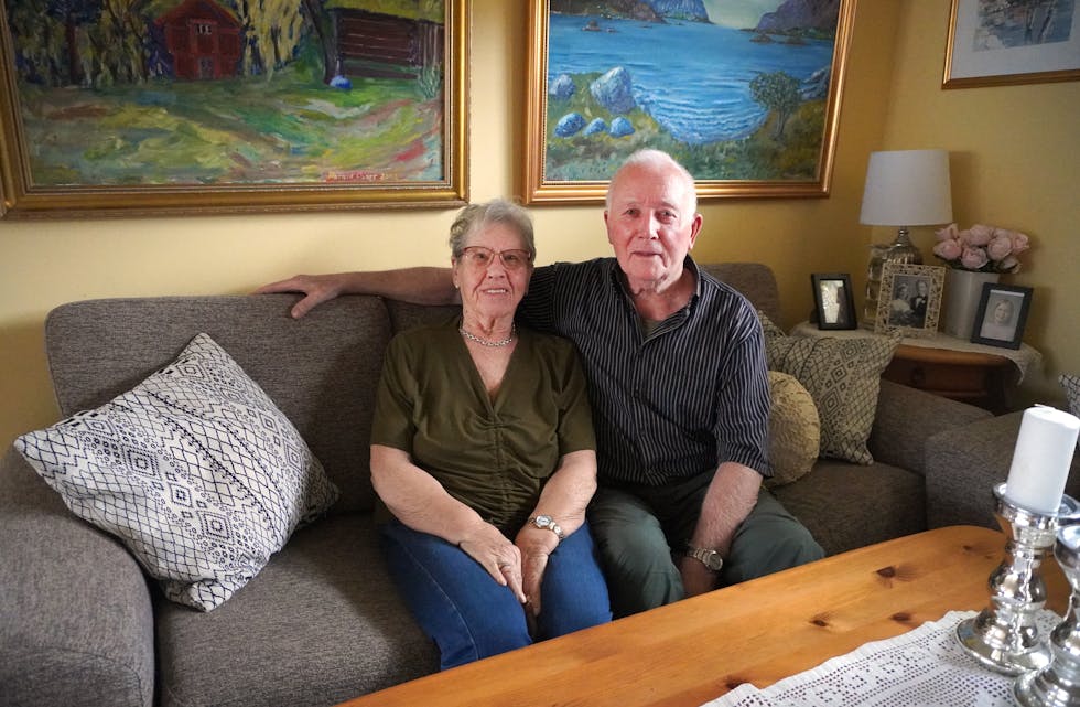 SER TILBAKE: Mary og Sigmund i stova heime.
