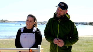 SOMMERHYTTA har gått på TV2 sidan 2017. I år Reidar Hammer og Linn Veronika Breivik med på raudt lag, og konkurrerer mot tre andre lag om å vinne hytte i Sverige. 