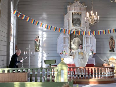 PYNTA MED REGNBOGAR Johnny Leikvoll Drabløs og Kyrkja i Vanylven møtte alle som ville vere del av regnbogemessa i Syvde kyrkje laurdag med ei kyrkje fylt med regnbogeflagg.