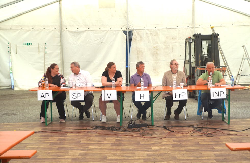 POLITISK DEBATT I FJOR: Den politiske debatten under Kosterikjedagane året før. Frå venstre ser vi Caroline Juul (Ap), ordførar Paul Sindre Vedeld (Sp), Lene C. Drabløs Strand (V), Per-Johnny Brekke (H), Rolv Aasevik Dyb (FrP) og Nils Olav Moen (INP).