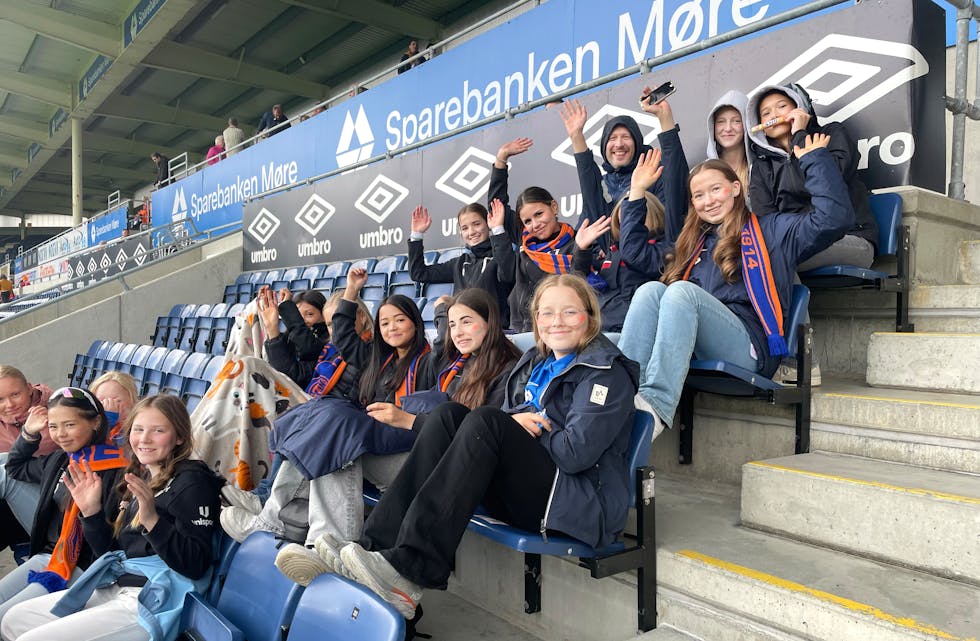 HEIAGJENG: Jentene på tribuna på Color Line i lag med Sigve Slagnes, som er ein av trenarane.