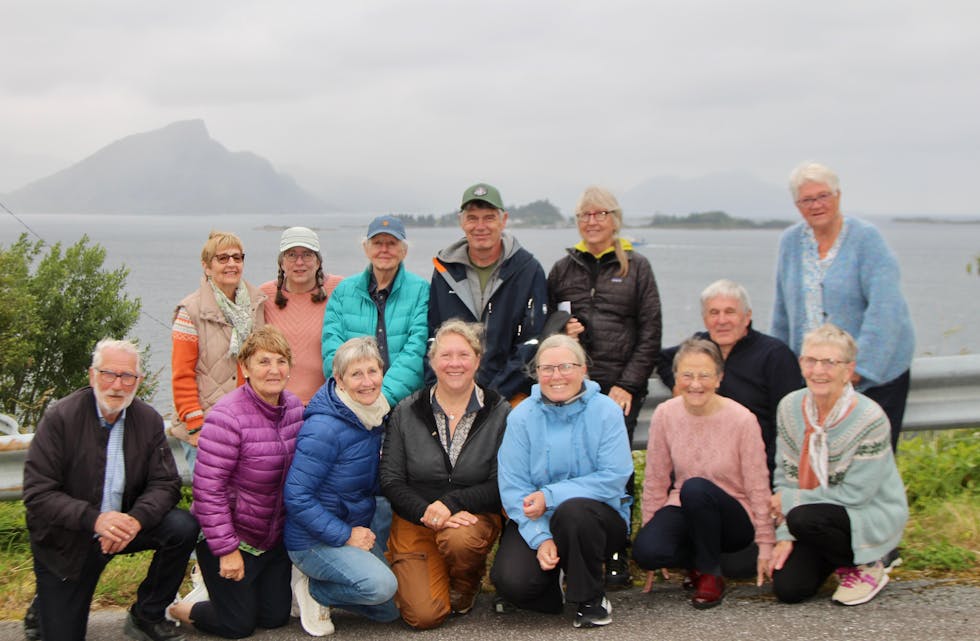 PÅ NORGESFERIE: Katie Viren (kvit caps), Janie Viren (blå caps), Tom Viren (grøn caps) og Ellinor Kragseth i midten bak, Christa Viren i midten framme i lag med slekt frå området. Grethe Karin Steen til venstre bak, Kåre Kløvning og Kjellaug Kløvning til høgre.
Framme f.v: Jakob Emblem, Målfrid Emblem, Annlaug Lervåg, Christa, Elin Aarflot, Petra Halle Nystøyl og Eldbjørg Halsen.
Vi beklager for at biletet dessverre er uklart i ytterkantane.