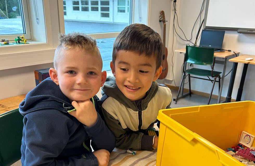 FULL FART i legobygginga. Caspian Aasvik Sætre og Adrian Sylte kosar seg med legobygging ein regnmorgon på sommar-sfo.