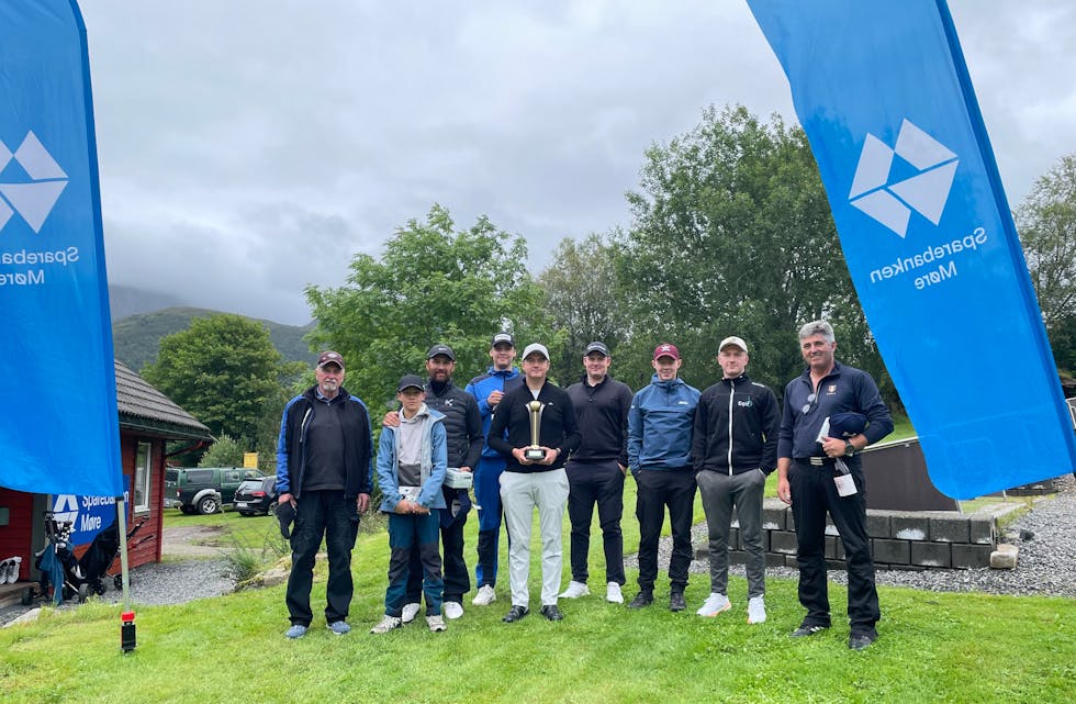 VINNARANE: Frå venstre: Olav Johansen, Brede Brudevoll, Jens Tommy Brudevoll, Nikolas Berge, Alexander Brekke, Trond Marius Sørensen, Magnus Fiskaa og Andreas Korsfur Flusund.