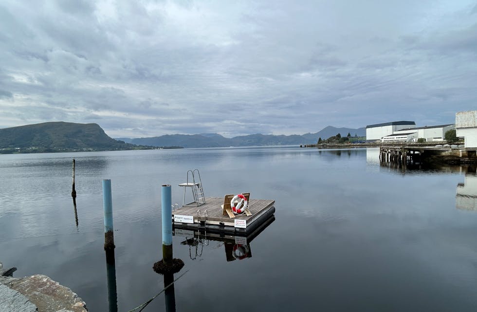 UT PÅ TUR: Det treng ikkje vere ein lang fjelltur - ein tur langs fjøra og bryggekanten ein stille morgon, er balsam for sjela og fint det også.