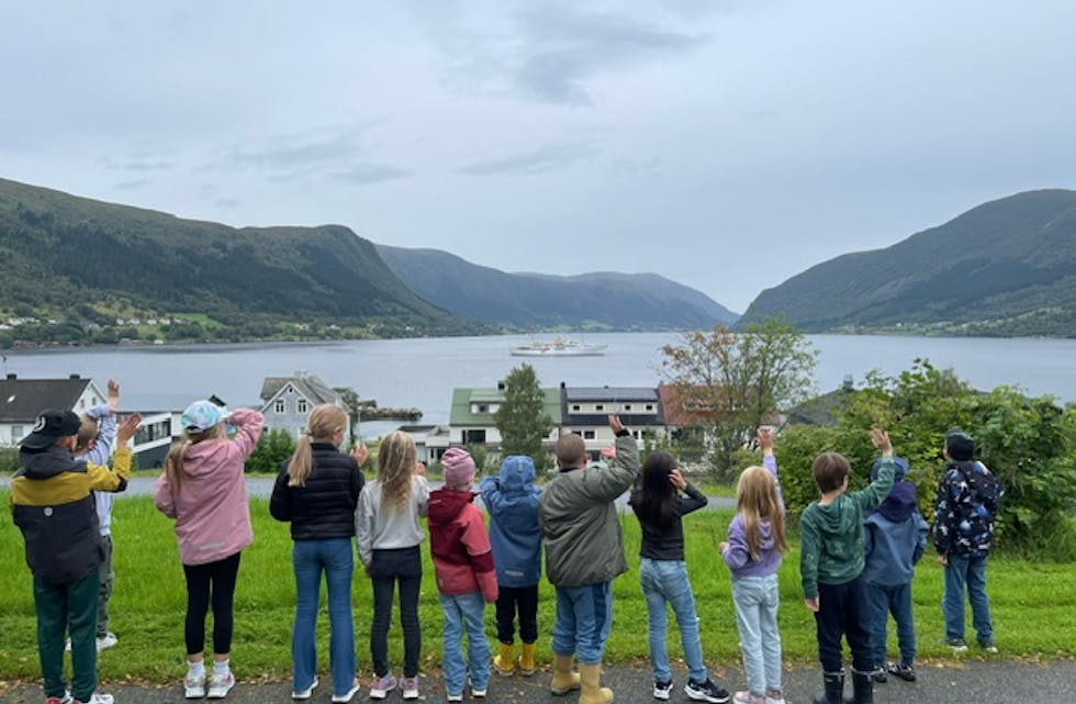 VINKAR: SFO-elevane ved Myklebus skule vinka til kongeskipet.