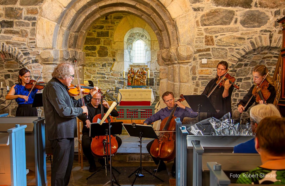 SEKSTETT: Musikarane f.v: Janina Kronberger, Annar Follesø, Jonathan Aasgard, Ernst Simon Glaser, Marthe Husum og Natalie Loughran er alle musikarar i verdsklasse og leverte ein framifrå konsert i St. Jetmund kyrkje laurdag. FOTO: Robert Skeide