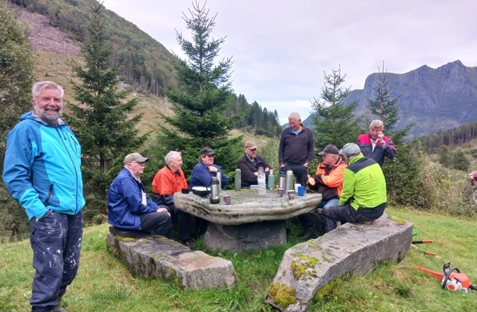 MAT OG DRIKKE: Frå venstre Stig Sandnes, Ove Olsen, Audun Sandnes, Steinar Krøvel, Aksel Øren, Håkon Sandnes, Arne Øyra, Ole Arnt Marholm og Roar Sandnes.