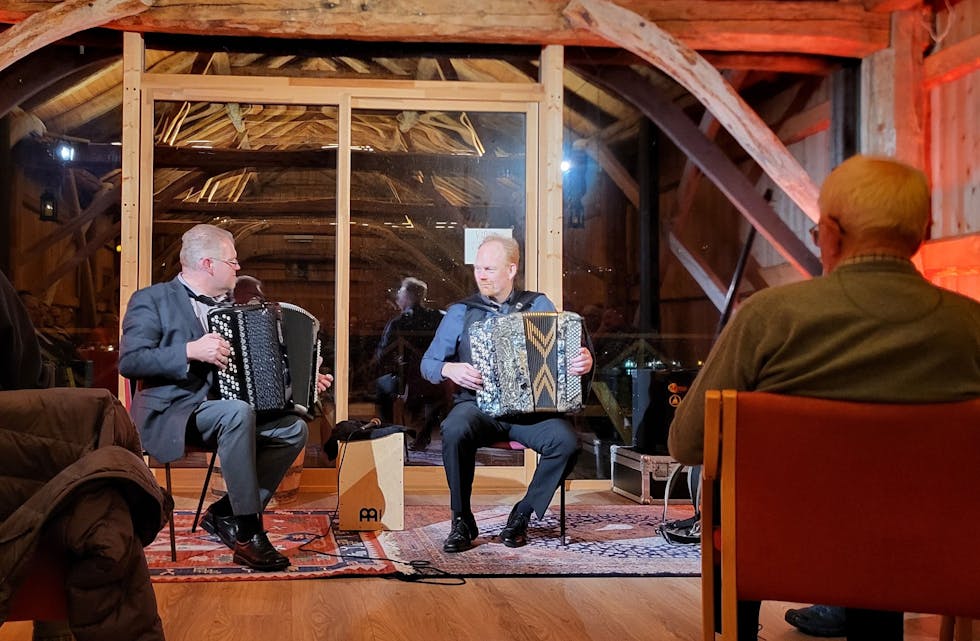 I MYRELØDA: Det var godt frammøte då Håvard Svendsrud og Øyvind Farmen spelte i Dalsfjorden laurdag.