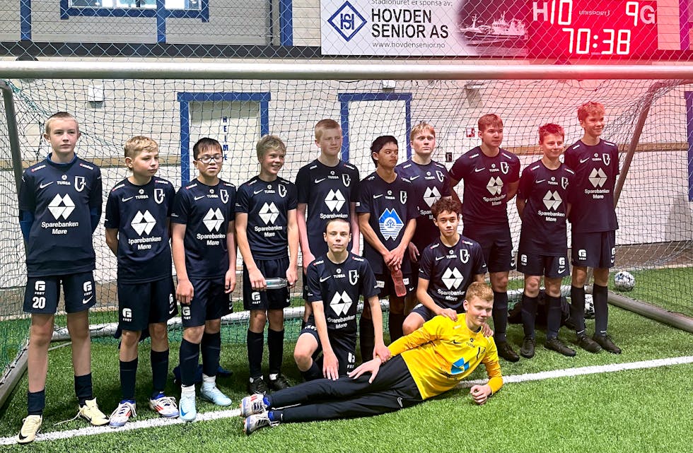 Heile laget var med på kamp denne gongen. Frå venstre ser vi: Magnus James Morseth-Fraser, Emilian Askvik Haugen, Alexander Del Rio Krokvik, Leander August Skåre Kragset, Amund Sætrevik, Adrian Cenabre, Elias Sætrevik, Espen Sunde, Arvid Agati, Mats Adrian Berge. Framme frå venstre: Sverre Lillebø, Brede Brudevoll og keeper Jørgen Andre Ytrøy Vikebakk.