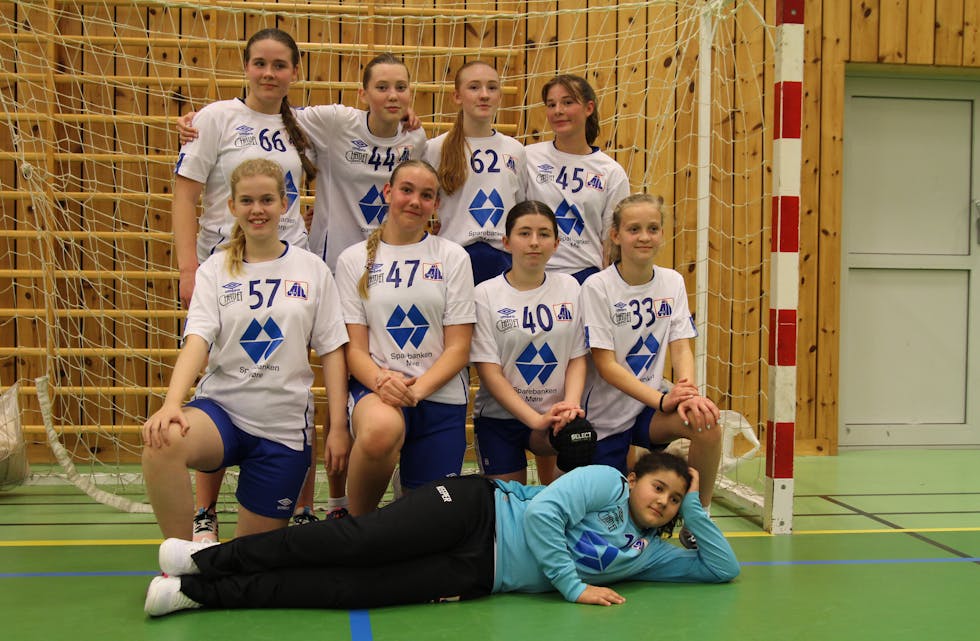 ÅHEIM J 14: Bak frå venstre: Emma-Sofie Skorge, Live Blikeng Dyb, Margrethe Sylte, Lorine Bakkebø Jensen. Framme: Malene Skorge Eriksen, Amine Mali Aasen Buchhave, Olina Sande Sjåstad, Eivor Parr Larsen. Fremst: Keeper Milena Brenne. Ingeborg Landsverk Sande spelte også kampen, men var ikkje til stades då bildet vart teke.