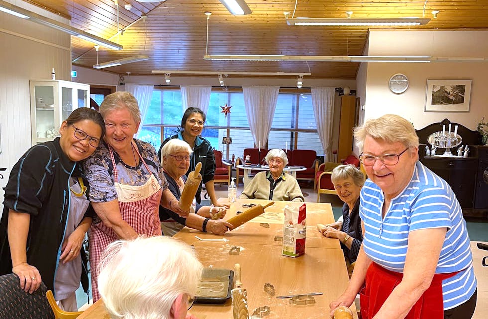 UTBAKING: Rundt bordet frå venstre: Rosanna Nordnes, Sigrunn Vedeld, Synnøve Holsvik, Sutatip Ketsuwan, Jofrid Myklebust, Margot Hundsnes og Astrid Indrøy. Med ryggen til sit Kristi Molvik.