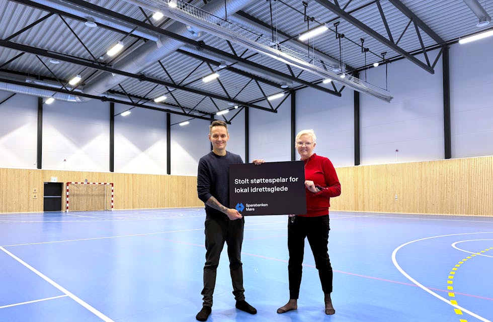 TEFT- midlar til Fiskå IL denne veka. Leiar i idrettslaget, Njål Sivertstøl, mottek synleg bevis på støtta frå Sparebanken Møre, representert ved banksjef Sissel Kragset Vik.