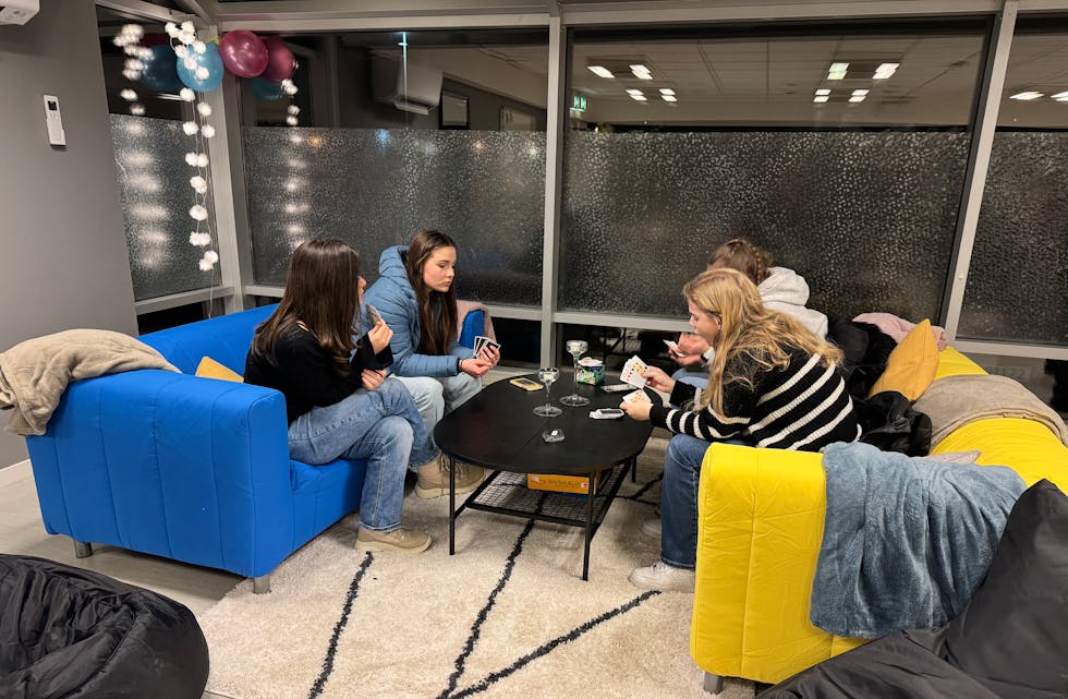 SPELING: Kortspel, air-hockey og dart er nokre av aktivitetane ein kan samlast for på fritidsklubben.