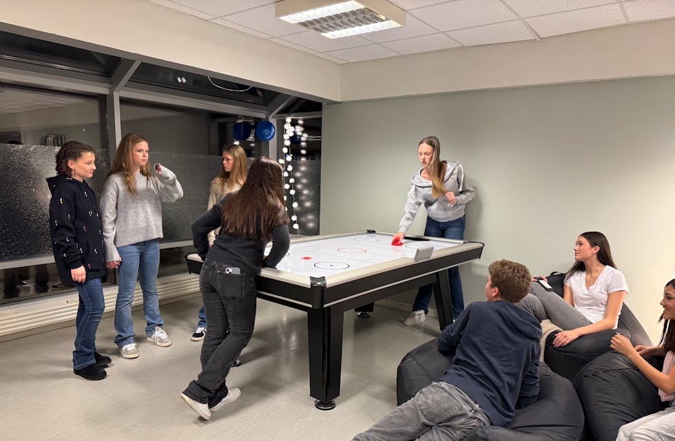 SPELING: Kortspel, air-hockey og dart er nokre av aktivitetane ein kan samlast for her.