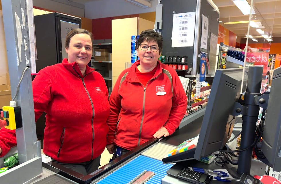 MINDRE KONTANTAR: Berit Strand og Linn Høybakk Vaksdal ved Coop Marked Fiskå merkar at folk betalar mindre med kontantar. Alle daglegvarebutikkar skal ta imot kontant betaling, og om det er nok pengar i kassa, har ein også moglegheit å ta ut kontantar i butikkane.