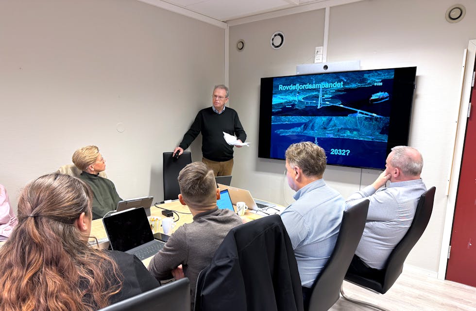 PRESENTASJON: Styreleiar Jon Aasen presenterte Rovdefjordsambandet for Formannskapet, 4. februar.
