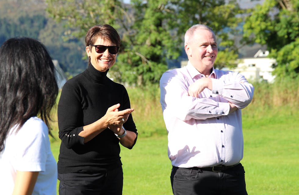 SAMARBEID: Assisterande statsforvaltar, Rigmor Brøste og ordførar Paul Sindre Vedeld (Sp) skildra under synfaringa at dei har eit godt samarbeid. Vedeld var ikkje like smilande då han i dag la fram for formannskapet at reguleringa for Tue-krysset ikkje er godkjend.