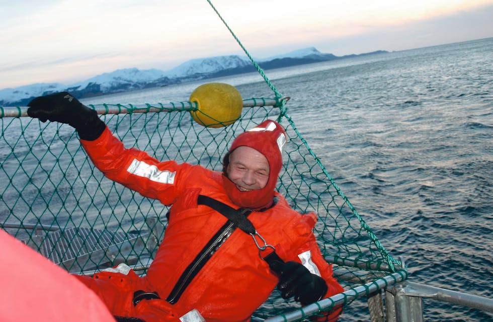 HOPPA I HAVET: Jan Helgøy og Gunn Helgesen hoppa i havet iført overlevingsdrakter, etter at Helgøy hadde halde ein appell om Stadtunnelen i Kjødepollen. Her vert Helgøy «fiska opp» av redningsskøyta.