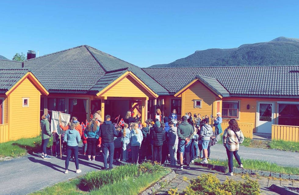 Borna gledde bebuarane på Syvdetun med ein forsmak på 17. mai