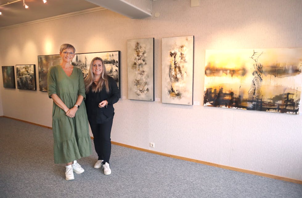 I GALLERIET: Anne Mette Lade Johansen (t.v.) her saman med Evy-Annw Brotnow då dei hadde utstilling saman i 2023.