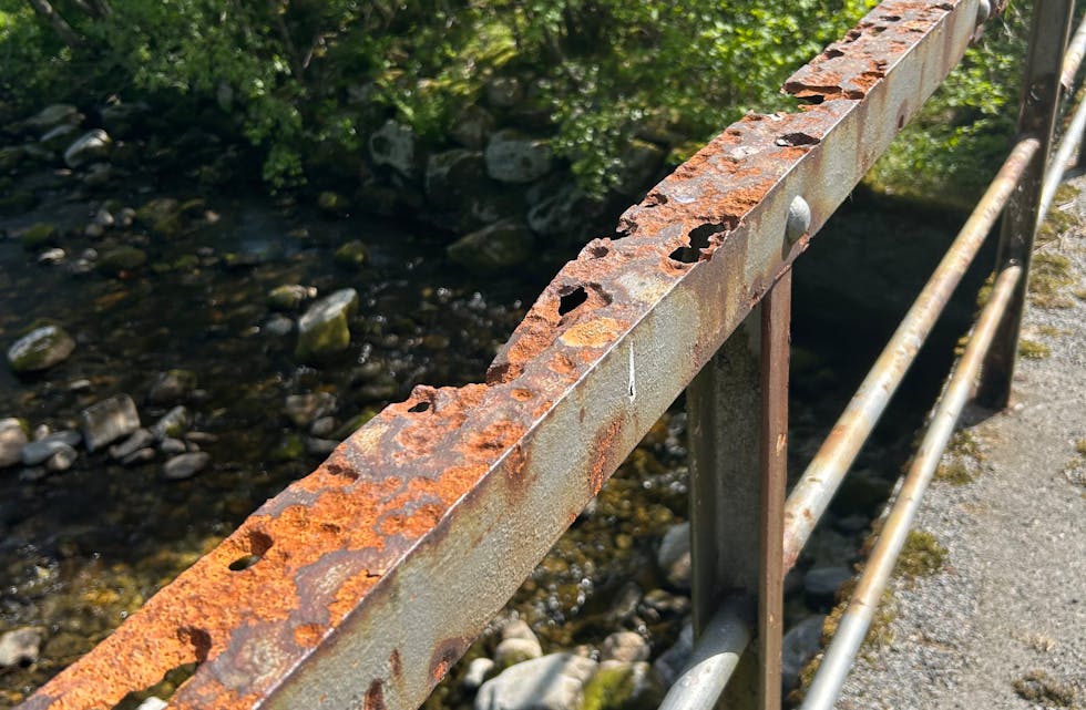 RUSTSKADA: Vik bru i Syvde er i relativt dårleg stand, og prega av mykje rust. Kommunen svarar at ein vil få tak i entreprenør og sjå på utbetring. Innbyggjarar i Syvde meinar på at ein har sendt inn fleire klager tidlegare utan at kommunen har reagert på desse.