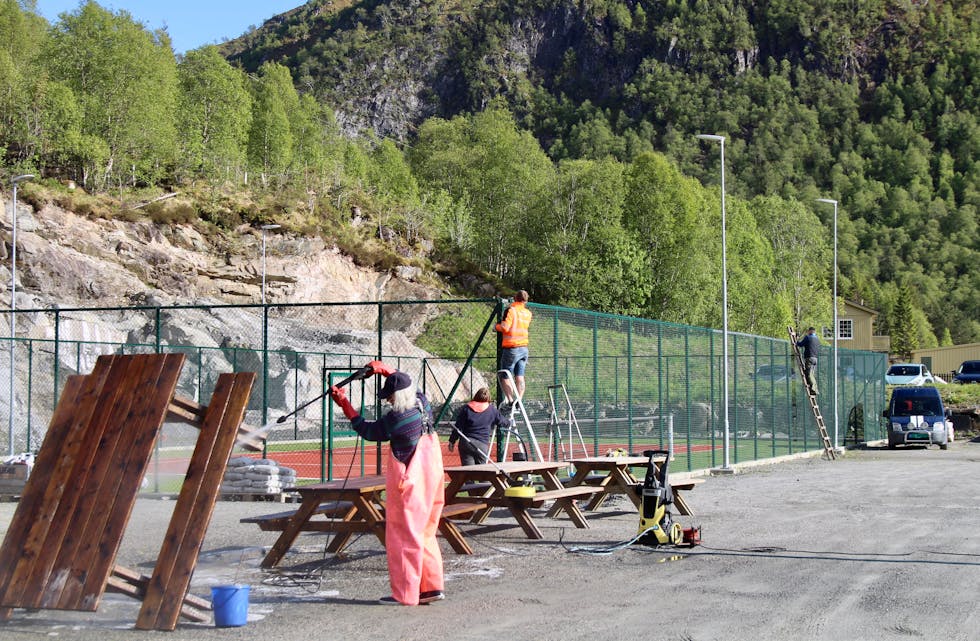 GJEREMÅL: Gjerdet rundt tennisbana vart fullført og rasteplassbord vart vaska.