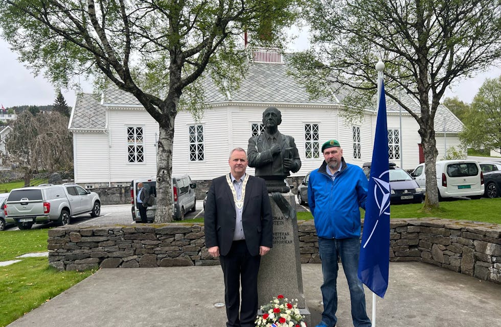 FRÅ VANYLVEN var ordførar Paul Sindre Vedeld og Dag Kjelstadli til stades.