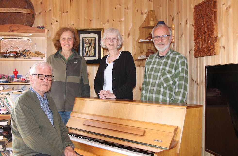 KLAR FOR NY HEIM: Som så mange eldre, vil dette pianoet no få plass på omsorgssenteret på Fiskå og erstatte pianoet som har vore der. Gjevarane Gjertrud Ofstad Henden og Arild Henden bak pianoet er glade for at pianoet kan kome til nytte, medan Brunhilde Engelhardt kan gle seg over eit skikkeleg instrument ved øving og opptredenar på fellesstova.
– Eit framifrå instrument, seier pianostemmar Harald Førde på pianokrakken.