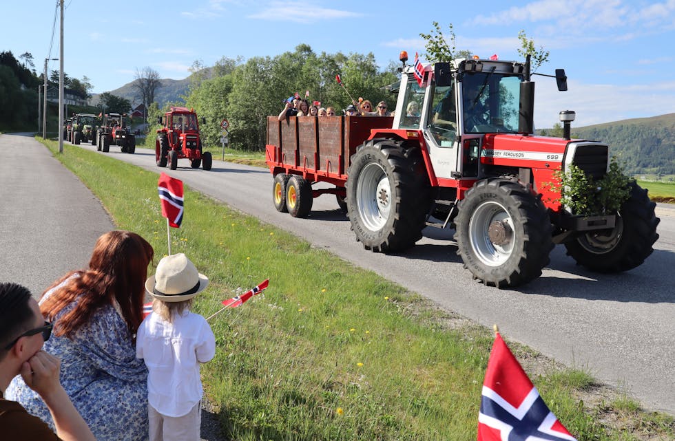 FANTETOG 17. mai, som er barna sin dag, byr på mykje moro Fantetog og folketog, leikar, talar, mykje is og folk og bygd pynta i raudt, kvitt og blått.
