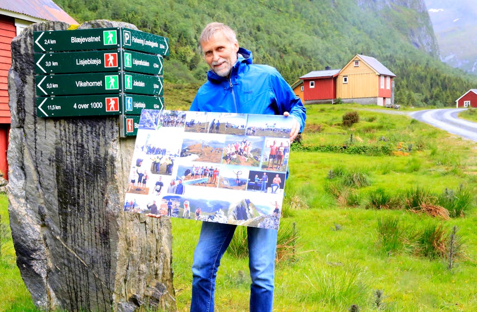 MERKESTEIN: Her har Atle Midtbø fått overlevert biletkollasj frå Øyvind Myklebust som er noverande leiar i Syvde IL. Steinen til venstre for Atle er eitt av dei mange «monumenta» som viser igjen etter han. Steinen vart funnen i samband med kraftverksutbygging i Røfsdalen og skilta viser veg til mange av turane i området rundt Røfsdalssætra.
