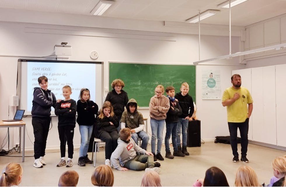 MIKKEL GAUP er ein av dei som har besøkt skulane våre i regi av Den kulturelle skulesekken. Arkivfoto frå eit besøk i 2022, der Gaup underviste elevane mellom anna i teikning, programmering og song.