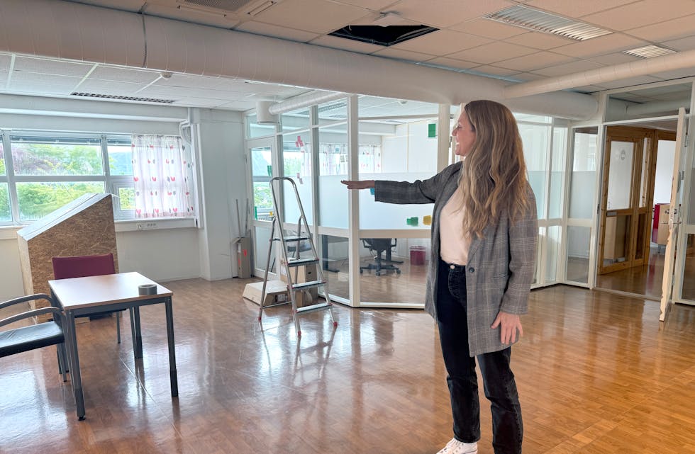 ENDRINGAR Før ein kan opne nærtenestesenteret, må ein gjere nokre endringar i lokala som tidlegare vart nytta av NAV. Thomassen står her rett innanfor inngangen, der ein vil legge opp til publikumsmottak. Resepsjonen vil verte plassert i området vi ser bak prosjektleiar Thomassen.