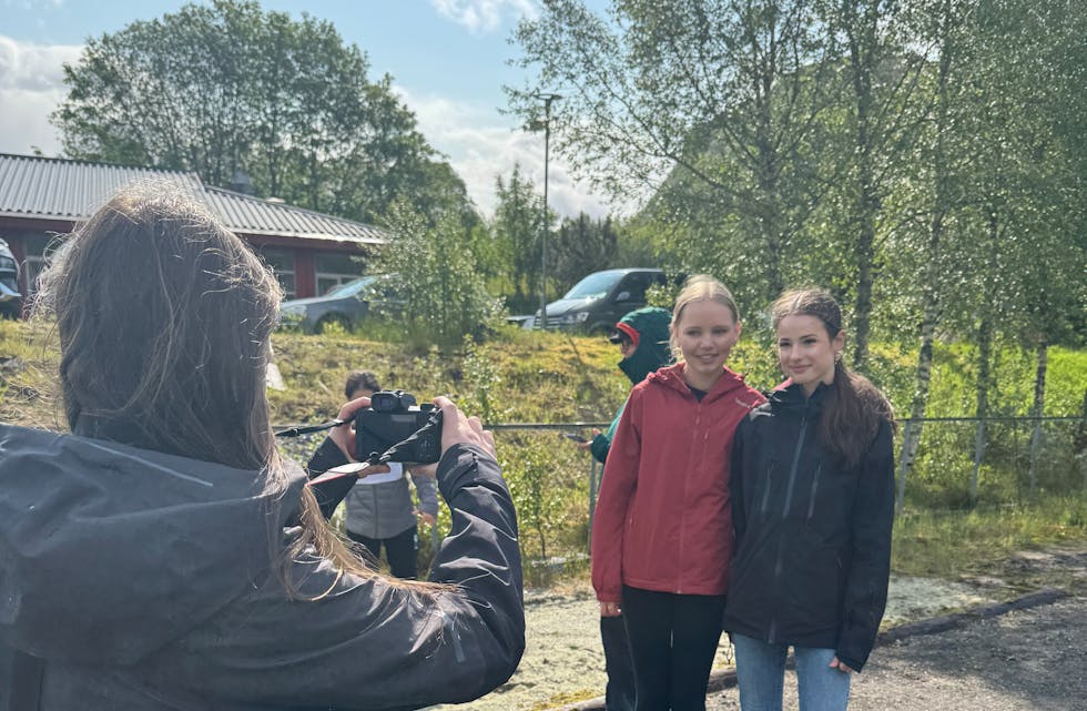 DOBBELT OPP: Olgunn på jobbskygging i avisa, som tek bilete av to som var med på jobbskygging på Monsiaden.