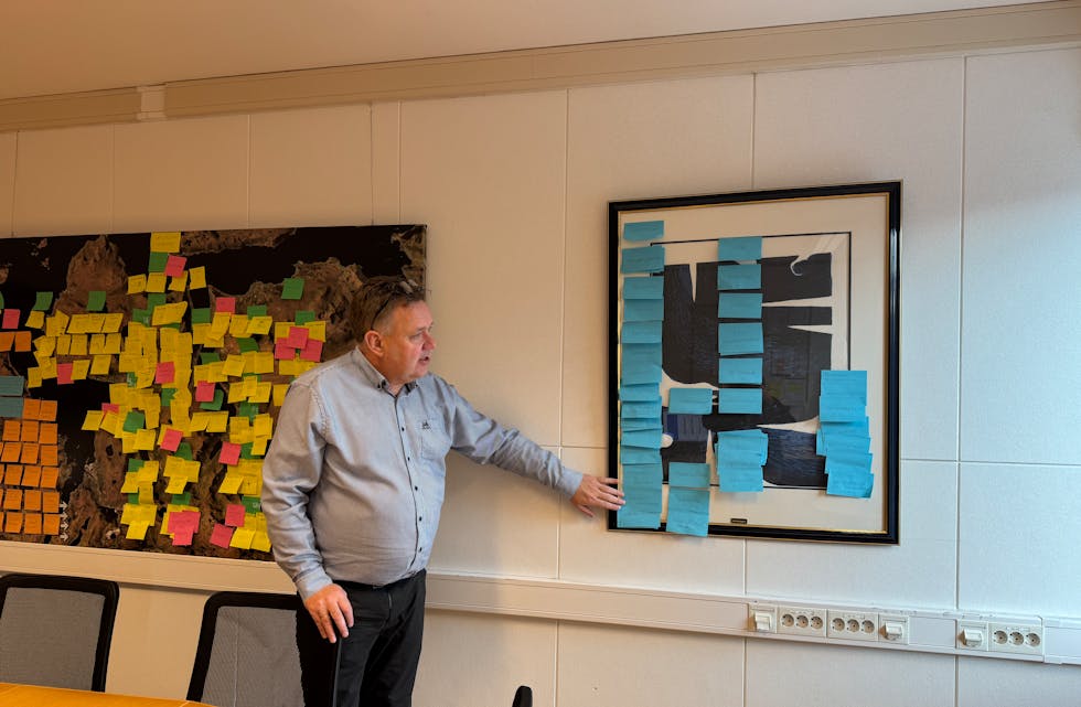 OMSTILLING: Kommunedirektør Andreas Nørve viste tidlegare i vår fram alle innspelslappane som ein noterte ned i forkant av omstillingsplanen som ein no arbeidar med, for å få orden på økonomien.