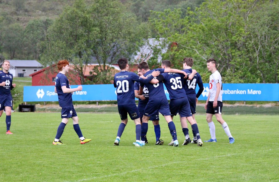 JUBLAR: Her har Carl-Even Grande (35) sett inn 3-2 mot Ørsta 2 i det 86. minutt sist onsdag. Han skåra også mot Sæbø søndag.