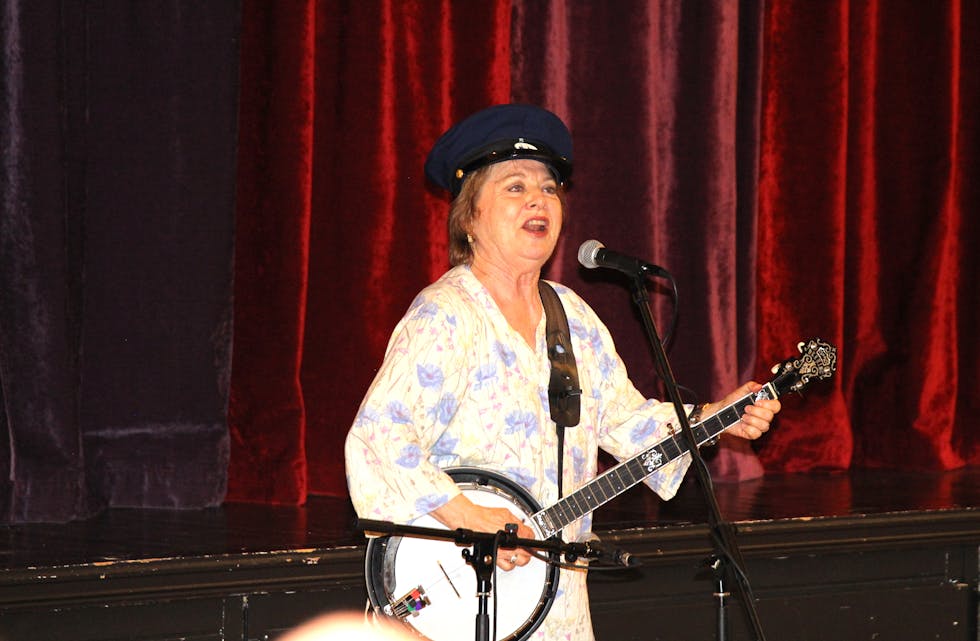 TRIKKEVISE: Arvid Nilssen sitt glansnummer, med dei kjende orda: «Bare døtt på», vart levert med humor og fart av Kari Svendsen.