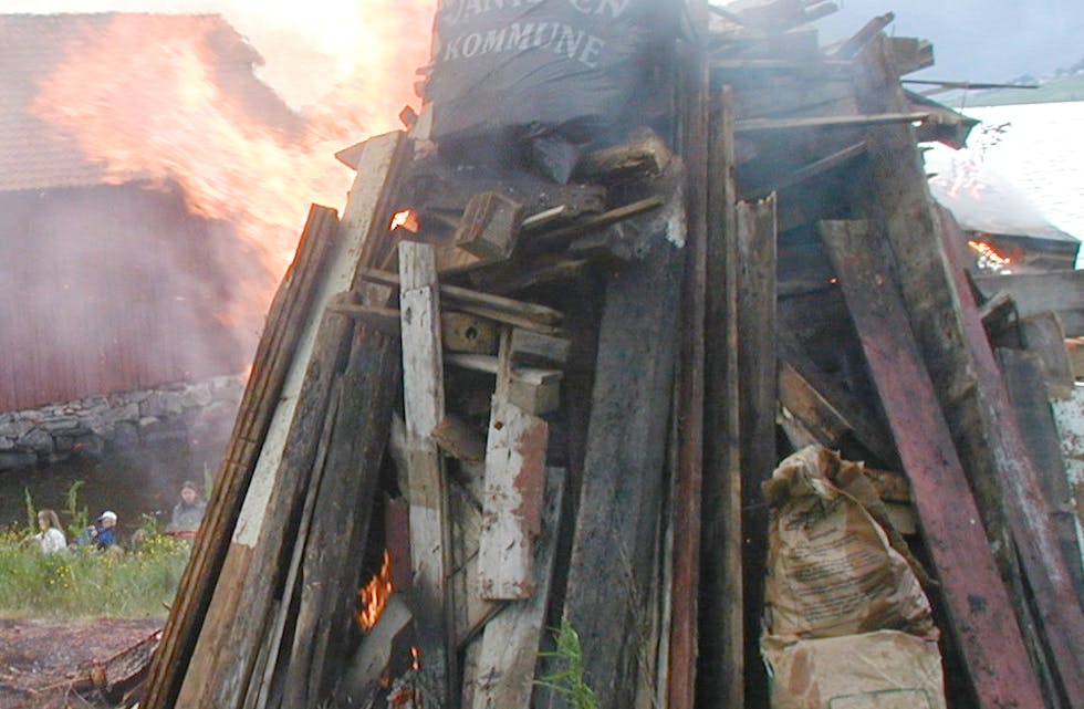 JONSOKBÅL: Dette minner meir om Stig Ulv sitt bål, enn det brann-sjefen i Vanylven vil godta i dag. Derfor
nemner vi ikkje stad og år., men skriv: Arkivbilete.