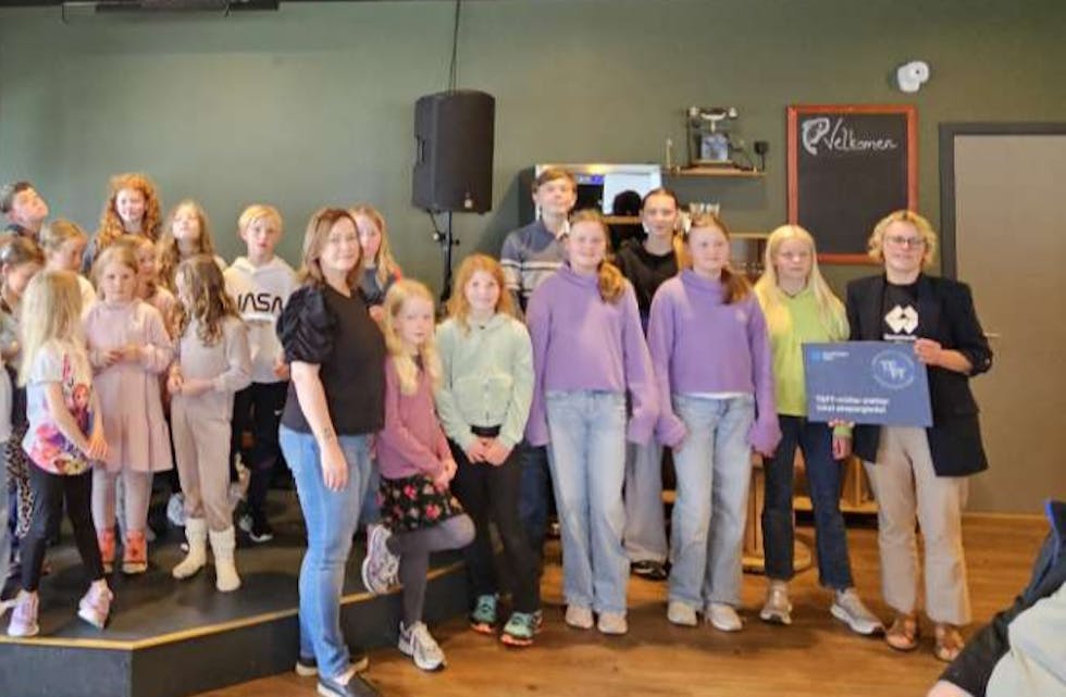 KORISTANE, saman med dirigent Heidi Endal, og Ann Kristin Aaland – og synleg bevis på TEFT-midlane.