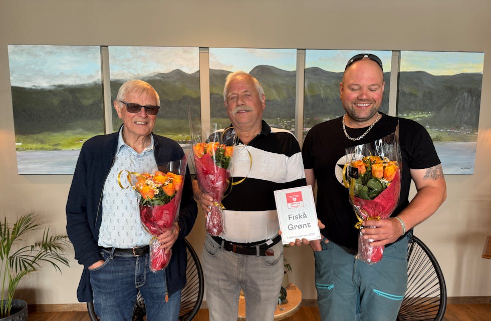 SYNLEG BEVIS: Lasse Rindal, Gunnar og Chriss-Ole Fiskaa fekk i tillegg til blomar, ein plakett som dei kan henge opp som synleg bevis på tildelinga.