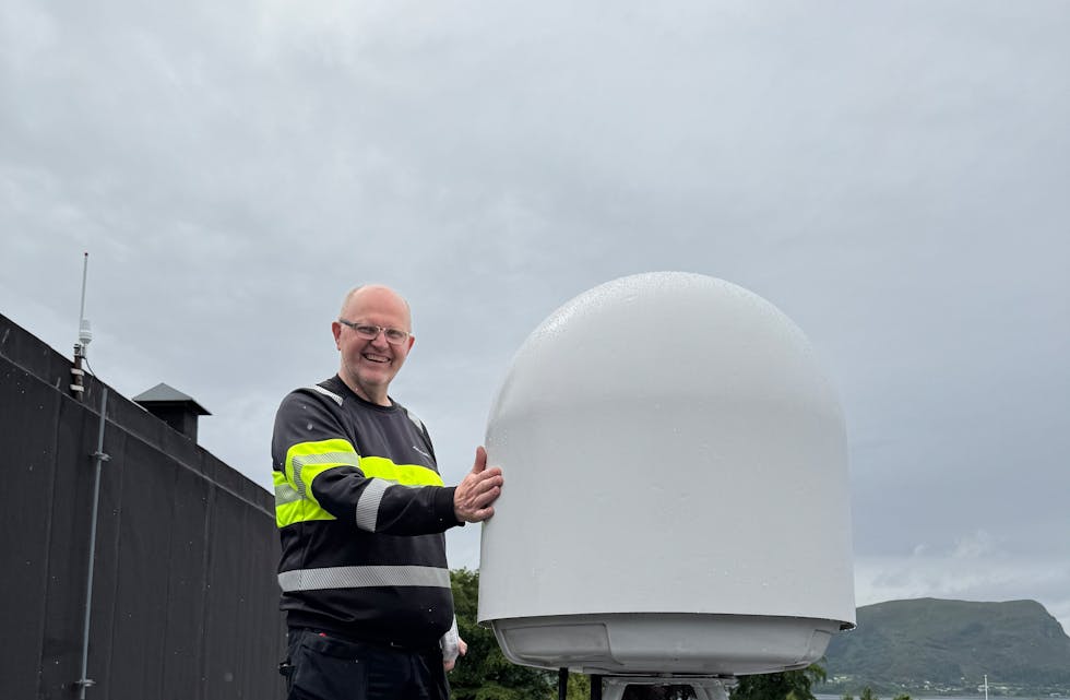 ANTENNE: På rådhustaket har ein no installert ei stabilisert satellitt-antenne som er innkapsla. Arve Flø frå Pyxisat AS fortel at denne ordnar det meste sjølv, og leitar opp satellitten i motsetning til faste antenner som må peike mot satellitten og er mykje meir utsett for vêr og vind.