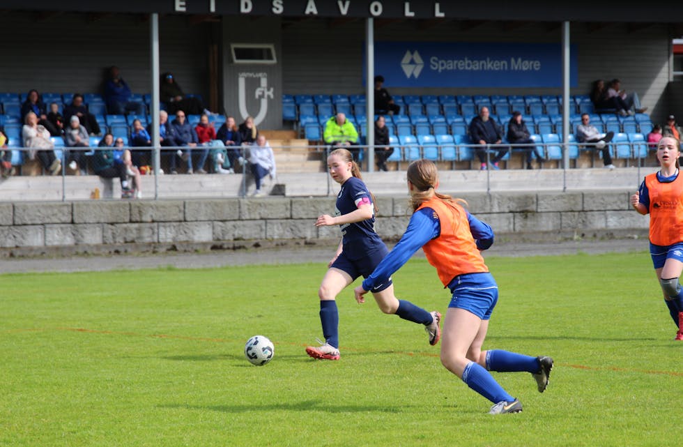 TRAVEL DAG: Aida Grace Kvalsvik Slagnes spelte først A-kamp i hallen. Her er ho i sving som lagkaptein for Vanylven J 14 ein halvtime etterpå.