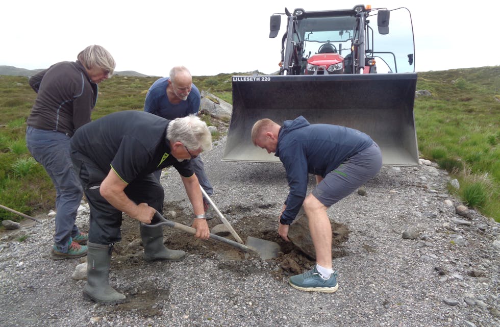 OPP SKAL DEN: Alle klutar måtte til for å få opp steinen. Edel og Idar Rusten bak, Svein Thunem og Vidar Fiskaa nærast kamera.
