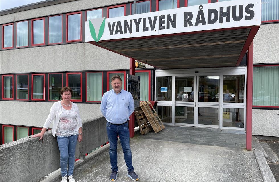 27 ÅRSVERK: På formannskapsmøtet var assisterande kommunedirektør Eli Tefre Nordal til stades og ga ein statusoppdatering på omstillingsprosessen som Vanylven kommune no er i gong med, der 27 årsverk skal kuttast. Her avbilda saman med kommunedirektør Andreas Nørve nokre år tilbake.