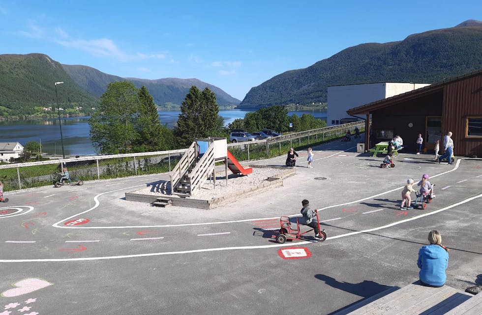 TUT,TUT: Barnehagebarna i Syvde barnehage har fått seg nytt tema på uteområdet; eit trafikkmiljø med veg, gangfelt, bensinstasjon m.m.