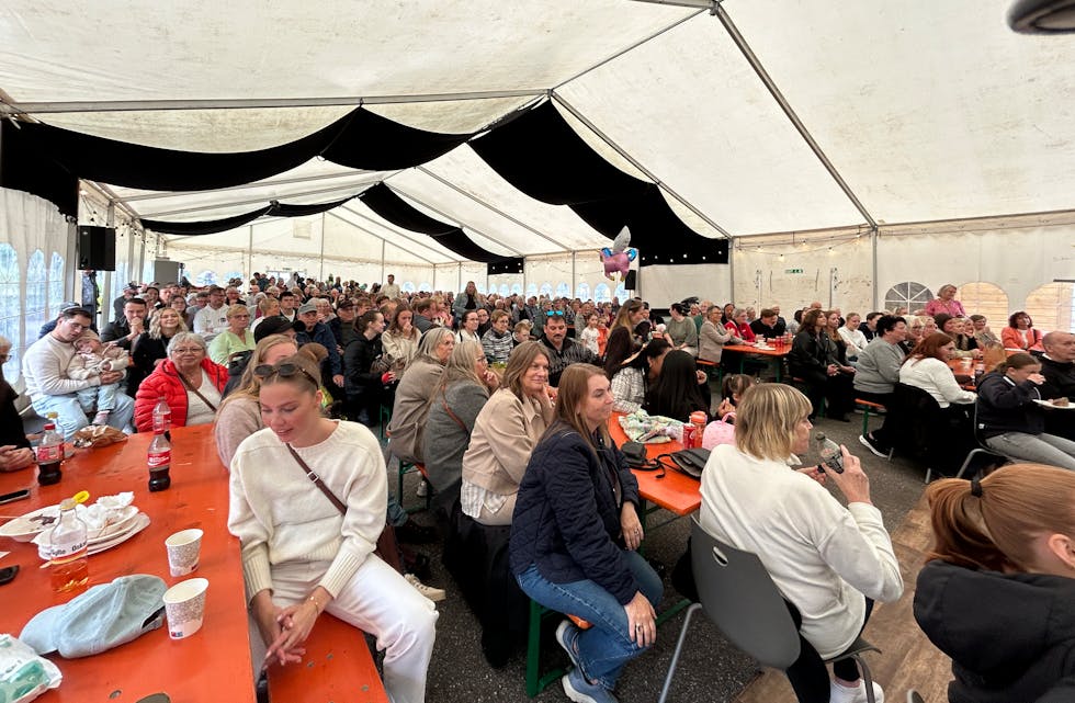 FULLT TELT: Det var fullt i teltet både under opninga, konsertane og moteshowet.