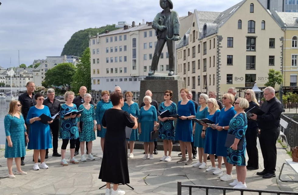 SYVDEKLANG med songarhjørne på Apotekartorget.